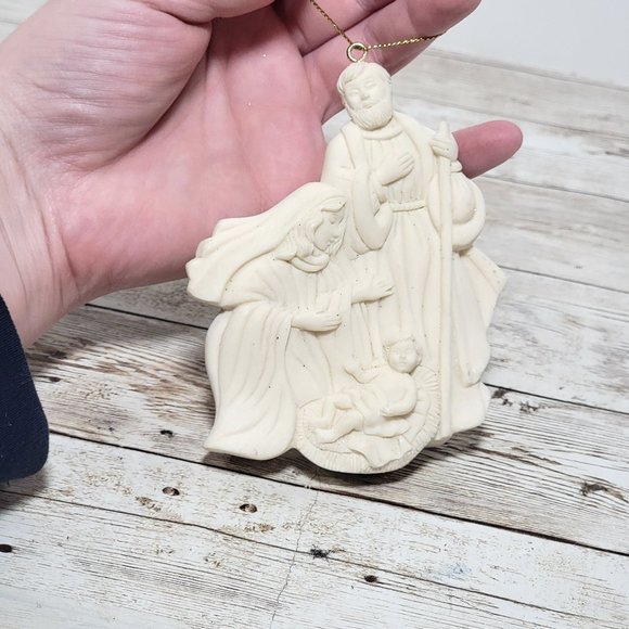 Avon‎ Gift Collection "Season's Joy Nativity" 1997 Holy Family Ivory Ornament - Picture 1 of 4